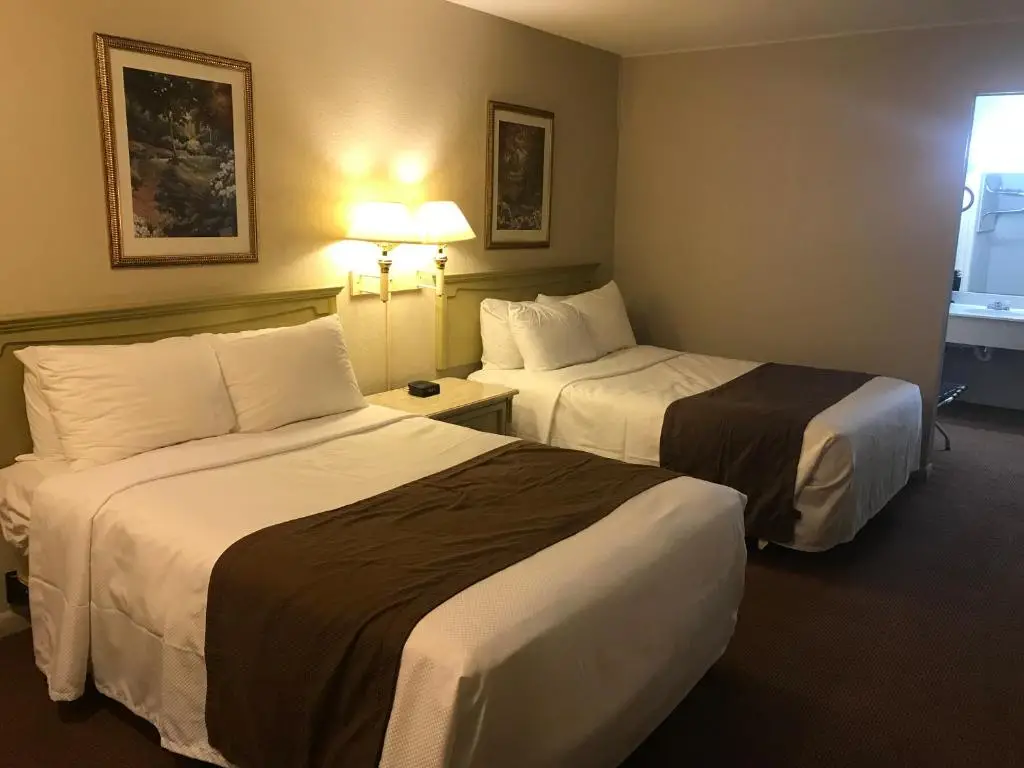 The Hometown Inn 8