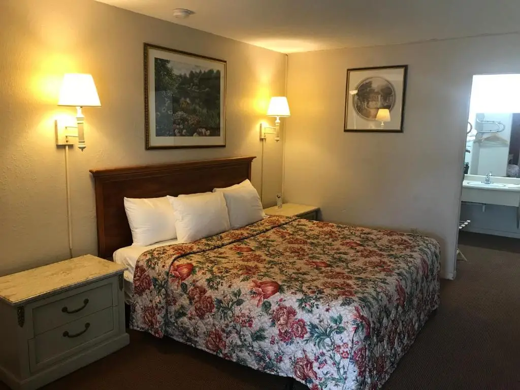 The Hometown Inn 9